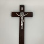 CRUCIFIJO SAN BENITO MADERA RUSTICA 41cm